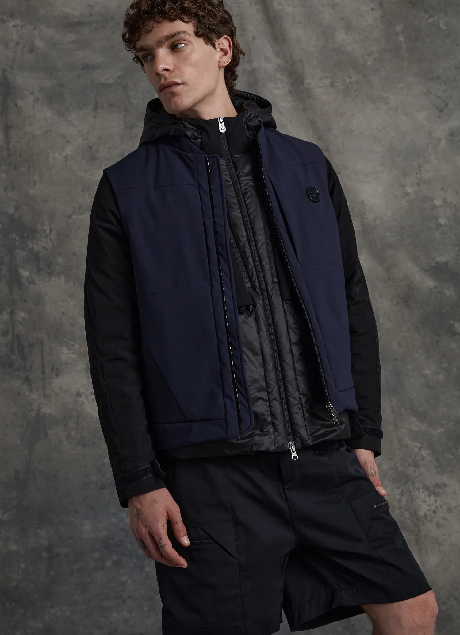Solid-colour vest with adjustable hem-